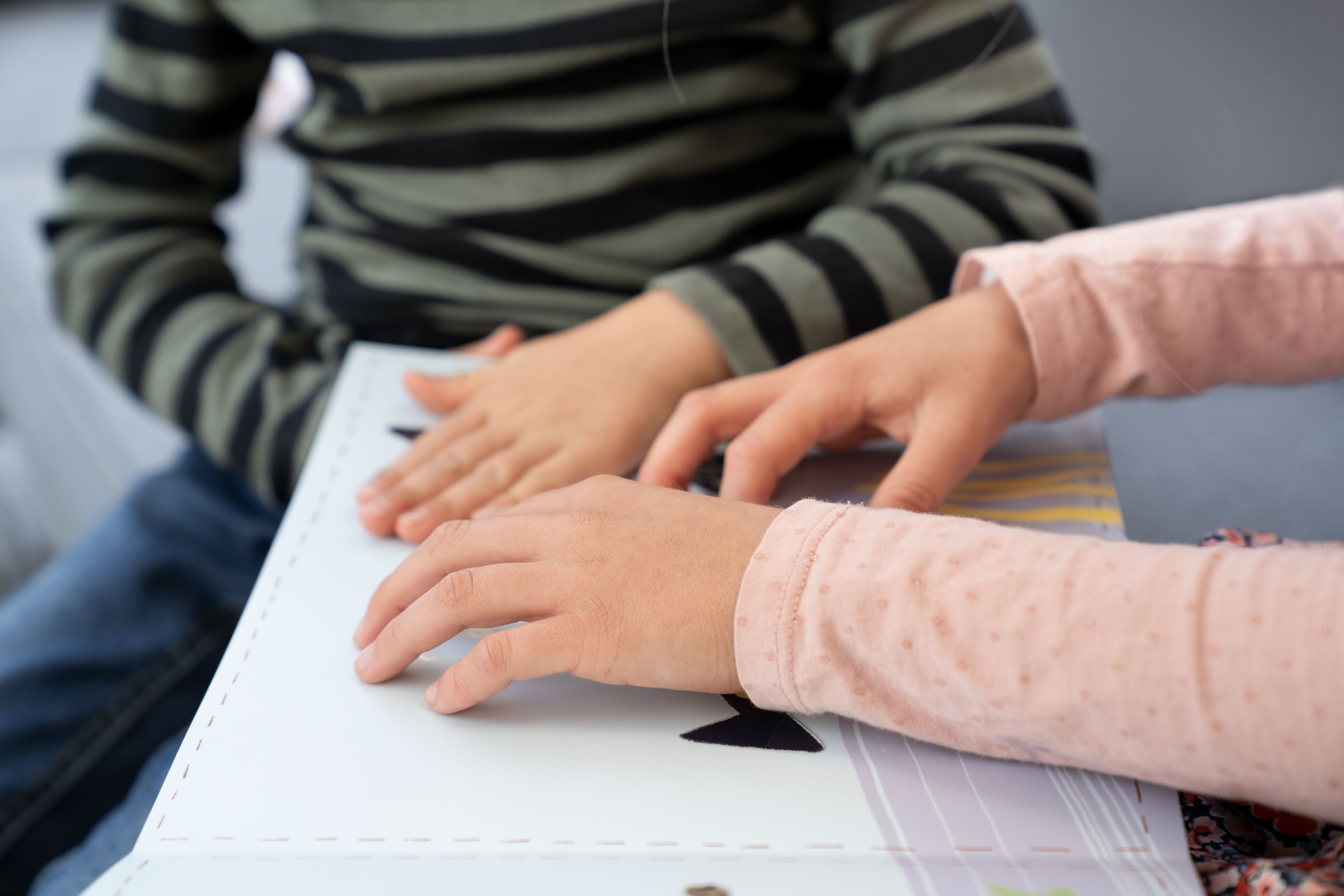 Kinderhände erstasten das Buch