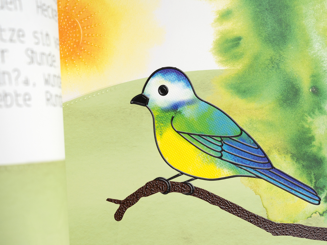 Buchseite mit tastbarem Vogel, fröhliche Farben